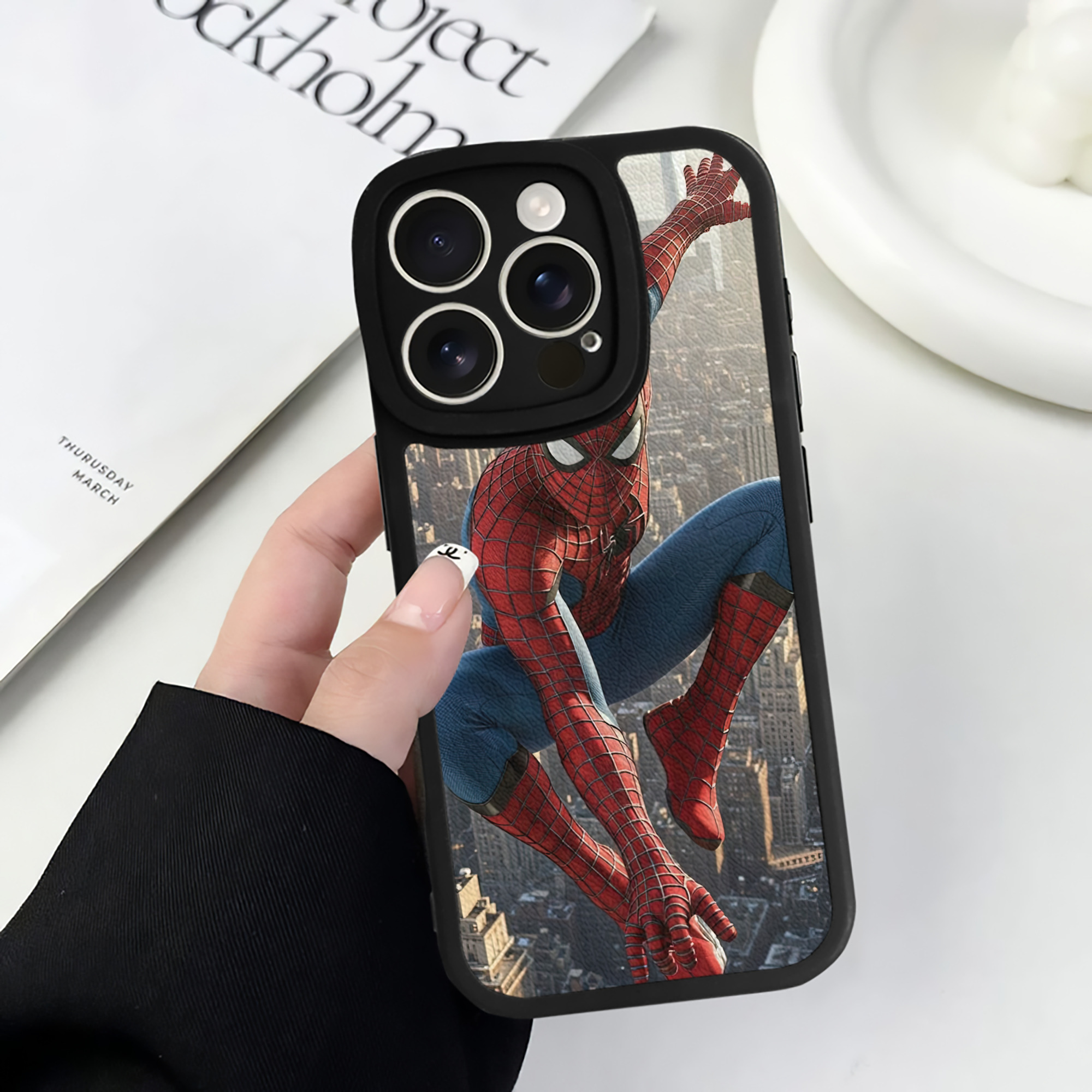 Spider Man スパイダーマン 【iPhone 16シリーズ対応】シリコンスマホケース（レザー調） 材質：シリコン